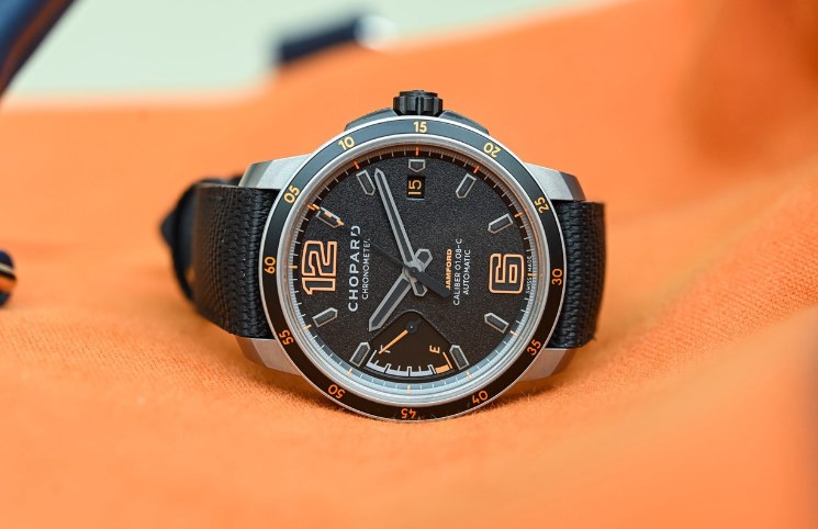 萧邦与Bamford Watch Department携手合作推出“沙漠赛车手”限量版腕表